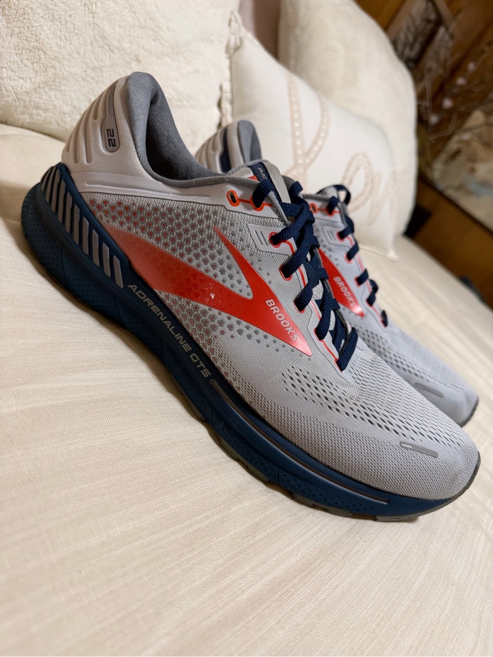 Brooks Men’s Adrenaline GTS 22 Arctic / Red / Titan size 12.5